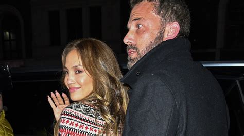 Jennifer Lopez Hat Gerade Einen Weihnachtspulli Und Einen Naked Rock