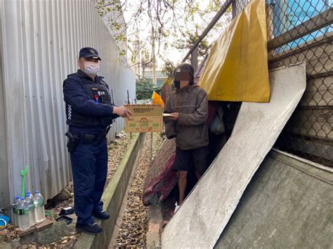 老翁無家可歸靠床墊遮風避雨 大園警寒冬送暖贈物資