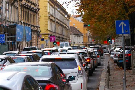 Ogromne gužve u centru Zagreba Sudarili se auti na tračnicama