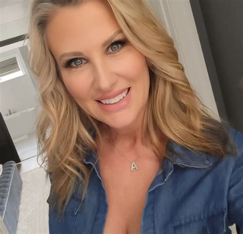 MILF ka ktorá vás dostane Obdarená BOHYŇA dokazuje že aj staršie ženy stoja za to