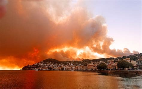 Six Villages Evacuated In Evia As Fire Burns Through Forest