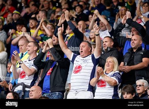 Warrington Wolves fans cheer on their sides valiant come back Stock Photo - Alamy