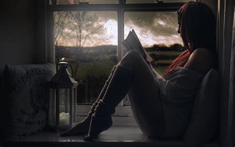 Sfondi Nero Donne Testa Rossa Modello Finestra Spalle Nude Lettura Gambaletti Abiti