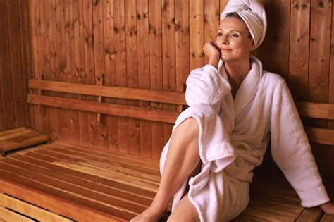 Sauna Abc Nackt Mit Aufguss Und Birkenzweig Migros Impuls