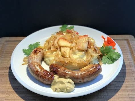 Frische Bratwurst mit Püree und Zwiebeln mit Äpfeln von meggidom Chefkoch