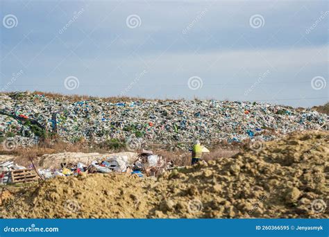 Enorme Vertedero De Basura Un Trabajador De Un Vertedero Pila De