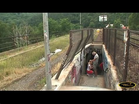 Scopa Con La Ragazza Bionda E Gli Viene In Bocca Vicino Ai Binari Del Treno XVIDEOS