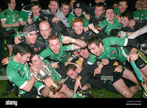 Hurling Irlandais Iománaíochtiomáint Est Un Jeu Déquipe à L