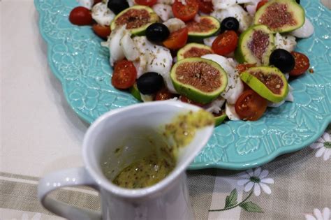 Salada De Bacalhau Fresco Figos Mozzarella E Tomate Cereja Tert Lia