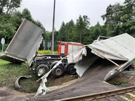 Poci G Uderzy W Naczep Ci Ar Wki Na Przeje Dzie Ci Ar Wki I Logistyka