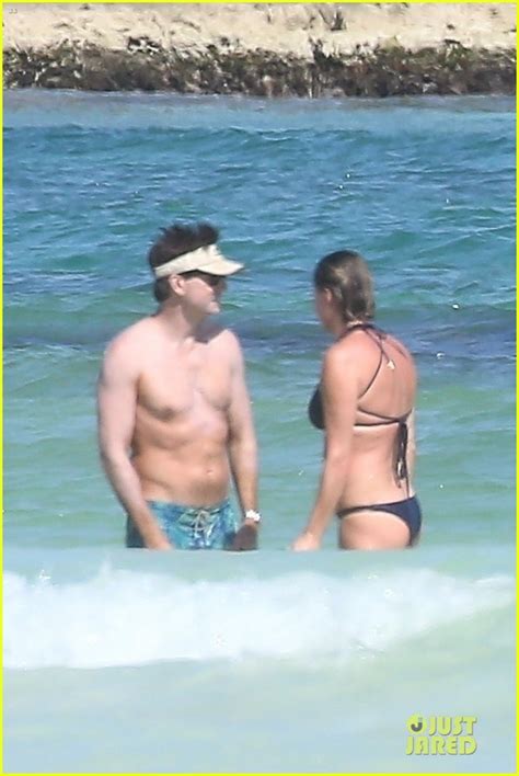 The Talk Host Jerry O Connell Goes Shirtless On Beach Vacation With