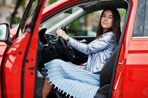 Hermosa Mujer Sentada Dentro Del Auto Con La Puerta Abierta 8676863