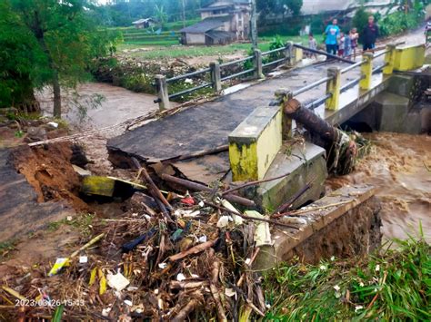 Banjir Bandang Akibat Curah Hujan Yang Tinggi Sebabkan Jembatan Ciputri