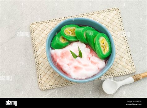 es pisang ijo traditional dessert  makassar south sulawesi