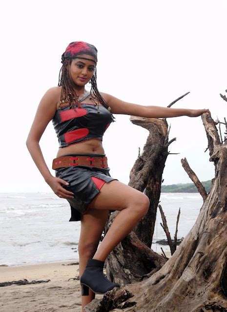 KOLLYWOOD MIRCHI Priyamani Hot Navel Show Stills Fron Raaj Movie