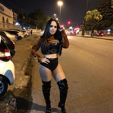 Perlla Tira Foto Sensual Em Frente A Igreja Universal E Provoca