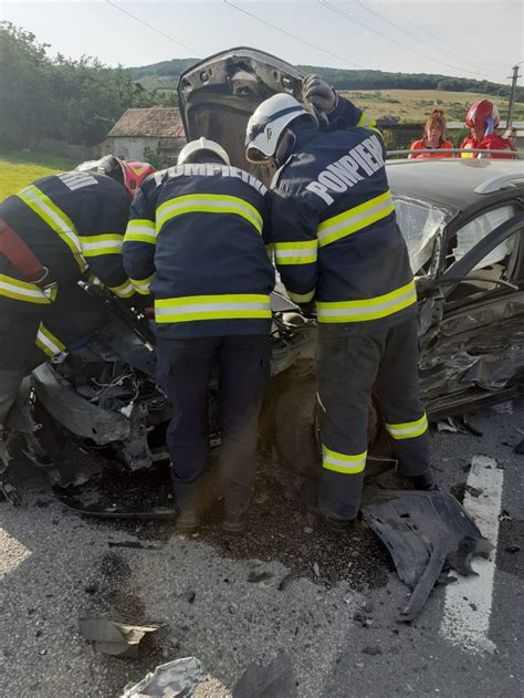 Accident pe un drum din Cluj Una dintre mașini înfiptă în parapet Un