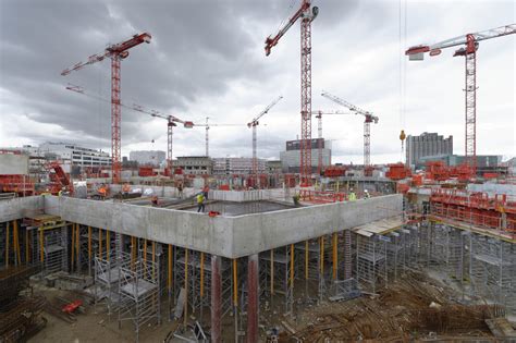 O Commander Un Panneau De Chantier