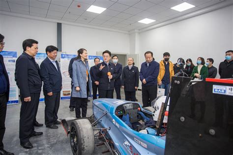 湖北汽车工业学院智能汽车（襄阳）产业学院揭牌仪式暨座谈会在襄顺利召开 湖北汽车工业学院