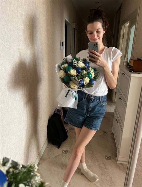 Sasha Zotova with flowers : r/sashazotovaa