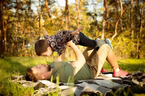 Padre E Hijo Caminando Y Divirti Ndose En El Bosque Oto Al Se Ven