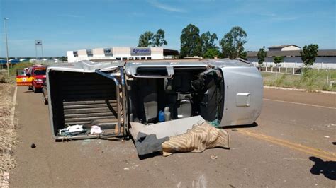 Caminhonete Tem Teto Arrancado Ap S Capotar Em Rodovia Tocantins G