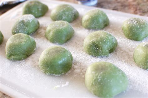 Yomogi Daifuku 蓬大福 or Kusa Mochi 草餅 Japanese Mugwort Mochi with Red