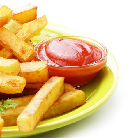 Frites Avec Du Ketchup Sur Fond Blanc Photo Premium