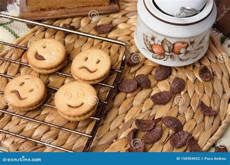 Cookies Do Chocolate Na Tabela De Madeira Tiro Das Cookies Dos Peda Os