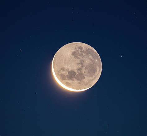 Spettacolo In Cielo Al Crepuscolo Occhi Puntati Sulla Luna Per