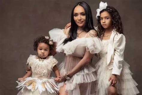 CHRIS BROWN S DAUGHTER ROYALTY POSES IN HOLIDAY PHOTO WITH HER MOM