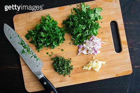 Chopped Herbs on a Bamboo Cutting Board 이미지 1316650023 게티이미지뱅크