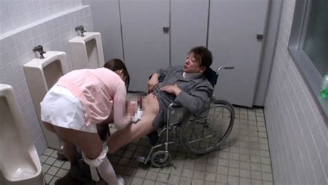 病院のトイレで用を足してもおさまらない患者の勃起チポを見た、今どきのナースは･･･ アダルト動画 ソクミル