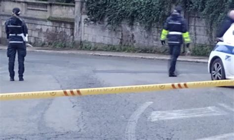 Roma Incidente Auto Fuori Strada In Via Trionfale Muore Enne