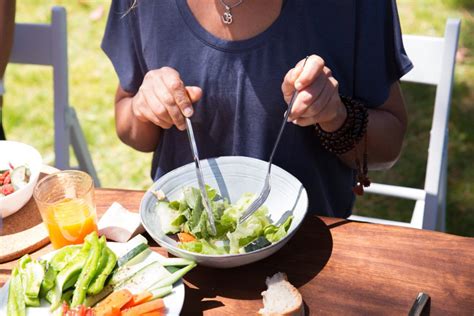 How To Eat Healthy While Dining Out