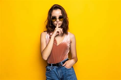 Retrato De Una Chica Joven Y Bonita Que Muestra El Gesto De Silencio Y