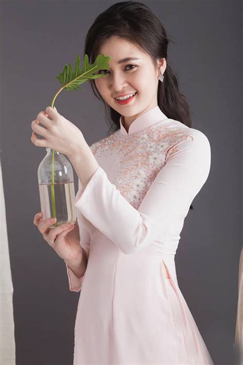 Không cần sexy hot girl Đà Nẵng vẫn cuốn hút bất ngờ với áo dài xuân