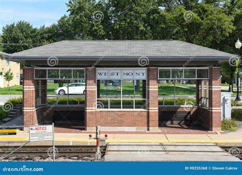 Westmont Train Platform editorial stock photo. Image of chicago - 99255368