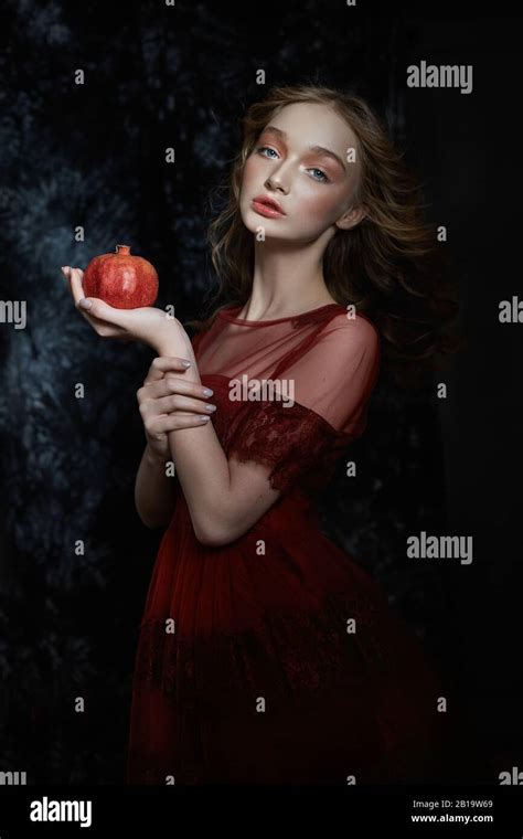 Belle Fille Blonde Avec Des Fruits La Grenade Dans Ses Mains Portrait Printanier D Une Fille