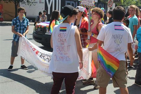 carnaval e atletas Parada Gay de Montreal confronta polêmica russa