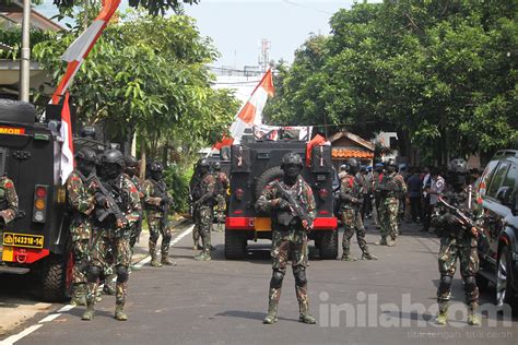 Foto Personel Brimob Bersenjata Lengkap Kawal Rekonstruksi Pembunuhan