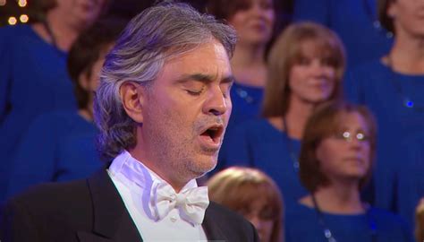 Andrea Bocelli interprète à sa façon la chanson The Lord s Prayer