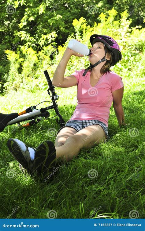 Adolescente Se Reposant En Stationnement Avec Une Bicyclette Image