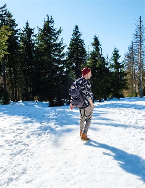 Jóvenes caminando en la nieve durante el invierno en el parque nacional