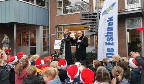 Leerlingen Obs De Eshoek Overhandigen Dichtbundel Aan Burgemeester