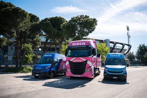 Iveco Anche Quest Anno Al Giro D Italia Con Due Daily E Un Iveco S Way Lng