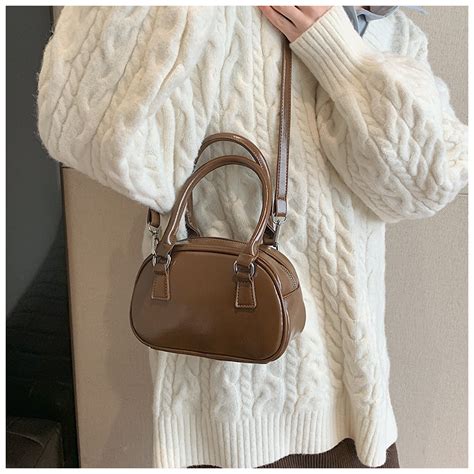 Túi xách nữ đeo chéo cầm tay hot trend 2024 màu đỏ nhỏ gọn vừa điện thoai kèm charm nơ ROSASO