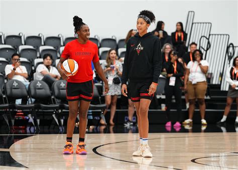 WNBA Finals: Chelsea Gray and Candace Parker stay loose with handshake