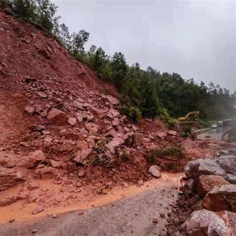 镇沅至普洱：连续降雨山体塌方致道路再次中断！文团公路目前禁止通行 车辆