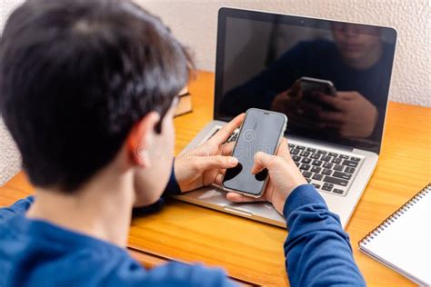 Estudiante Adolescente Masculino Que Usa El Teléfono Móvil Foto de